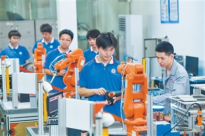 增强职业教育适应性，增加技能人才供给